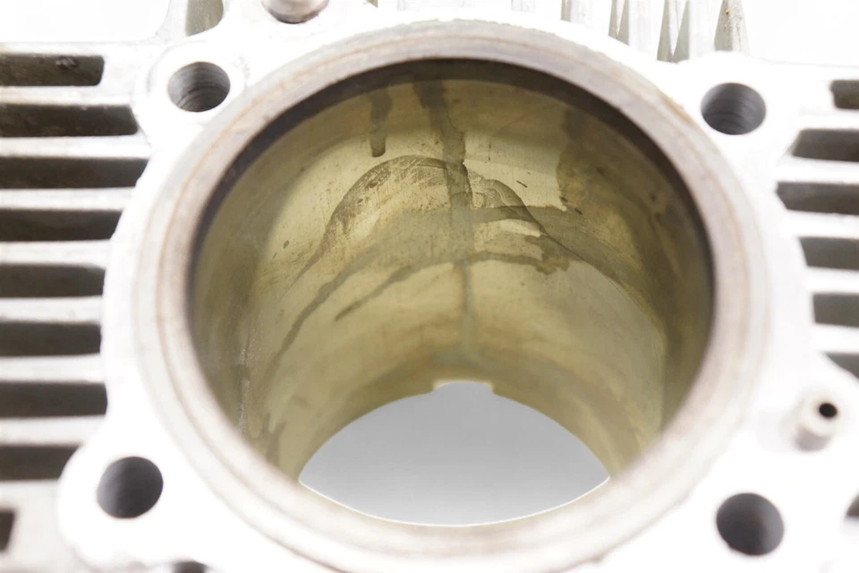 Ducati 750 GT 750GT DM750 1975 Super Sport bisel DM Desmo cilindro trasero Foto 4 de 4