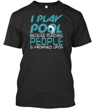 Camiseta I Play Pool Because Punching People Hecha en EE. UU. Talla S a 5XL