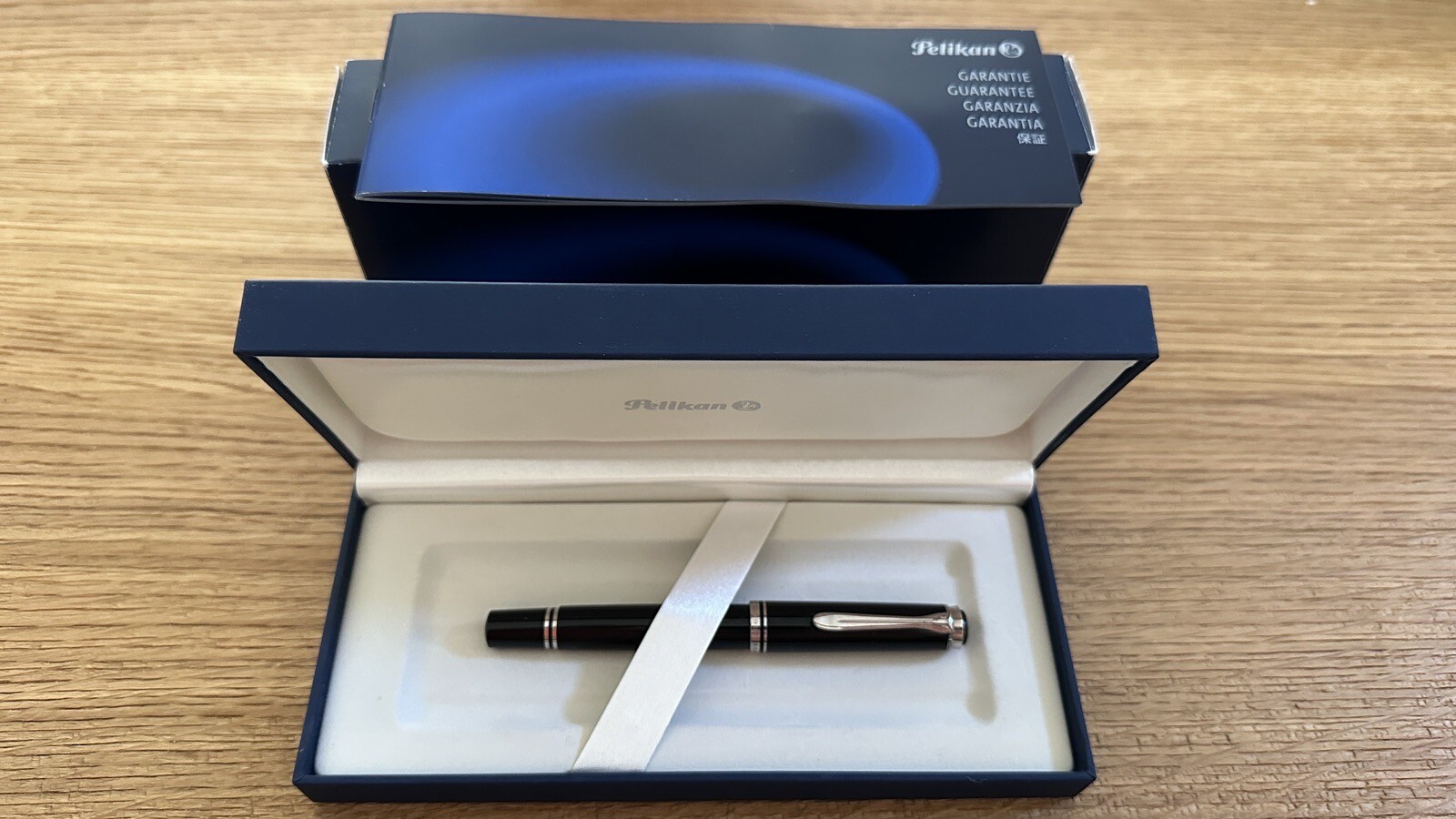 Pelikan Souverän M 1000 Kolbenfüllhalter – Mit 18 Karat Goldfeder, Federbreite EF, Schwarz