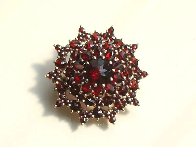 BELLE BROCHE ANCIENNE en ARGENT Doré 900/1000° avec GRENATS DE BOHÊME - Photo 1/4