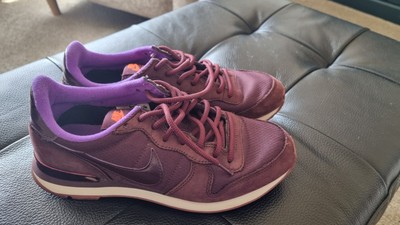 nike burgundy internationalist suede trainers