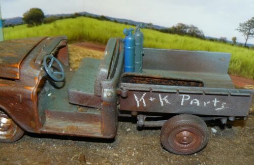1/18 ( DSID ) rusted 1957 Chevy parts getter and hauler in the junk yard - Picture 2 of 10