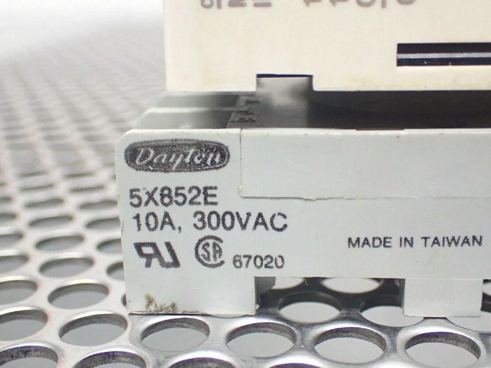 Relés Allen Bradley 700-HTM12NA1 Ser A 0-60 segundos con Idec SR2P-02 y Dayton 5X852E Foto 4 de 4