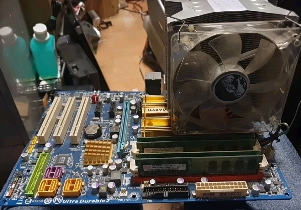 Gigabyte GA-EP35-DS3, Intel Xeon E5430 Quad Core 4 x 2,66GHz - 4GB RAM - Bundle - Bild 2 von 4