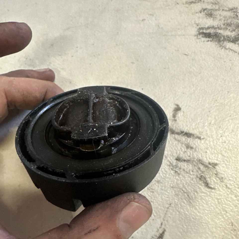 BMW 528I XDRIVE F10 2009-2010 2012-2016 - Tapa de aceite del motor 8507153 Foto 3 de 4