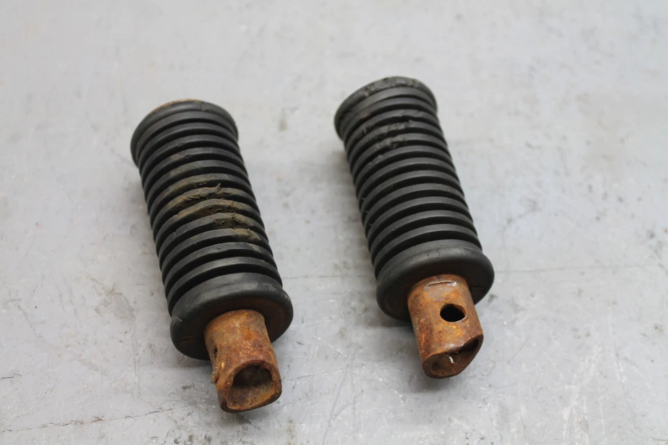 Reposapiés izquierdo derecho Suzuki SP125 1987 clavijas Foto 3 de 4