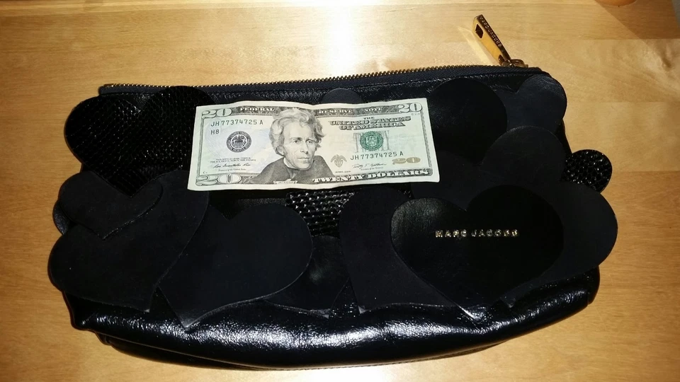 Bolso de Mano Marc Jacobs Love de Cuero Negro con Apliques de Corazón y Bolsa para el Polvo. Foto 3 de 4