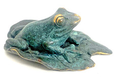 Teichfigur Bronzefigur Kleiner Frosch auf Blatt handgefertigt