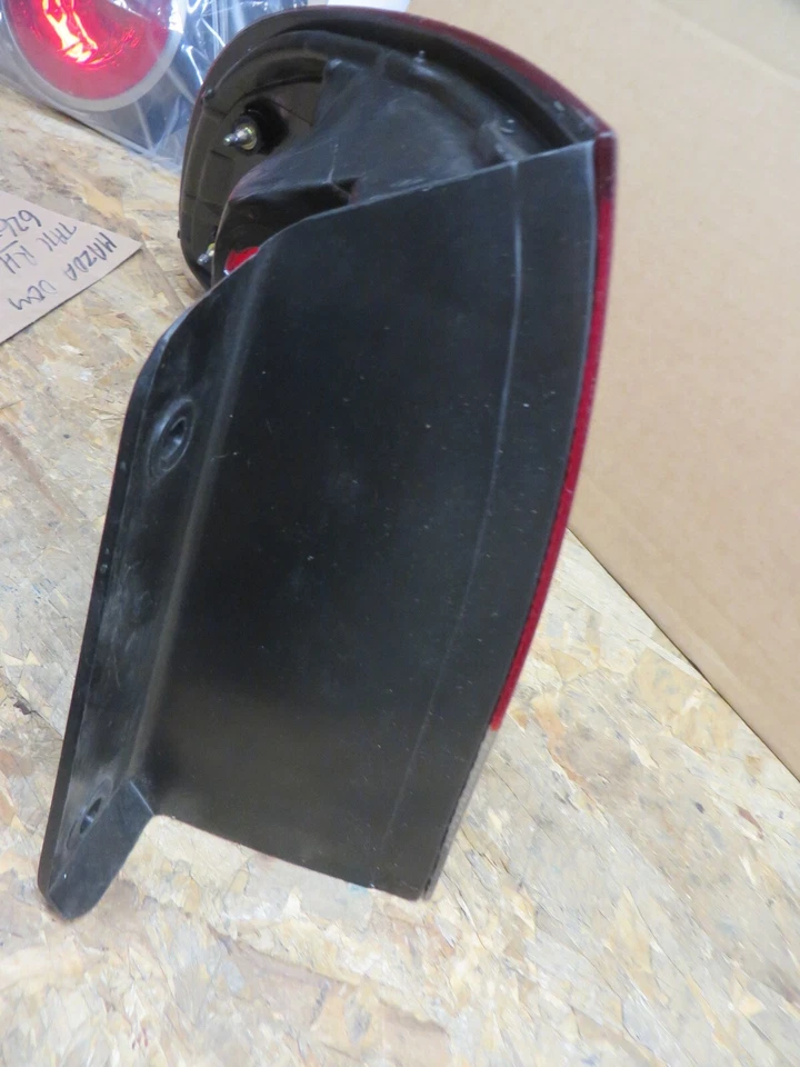 MAZDA 626 1995-1997 OEM # 2YP-937-655 OEM LUZ TRASERA PASAJERO DIESTRO nueva Foto 4 de 4