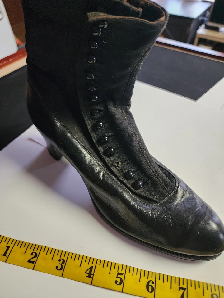 Botas victorianas antiguas del siglo XIX de cuero negro con botones marca "Lujo" Foto 4 de 4