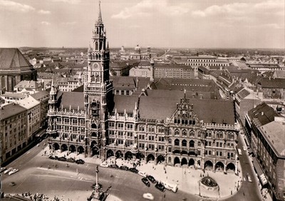 Hans-Hartz-Foto AK MÜNCHEN Rathaus, Zentrum, Luftbild 50er