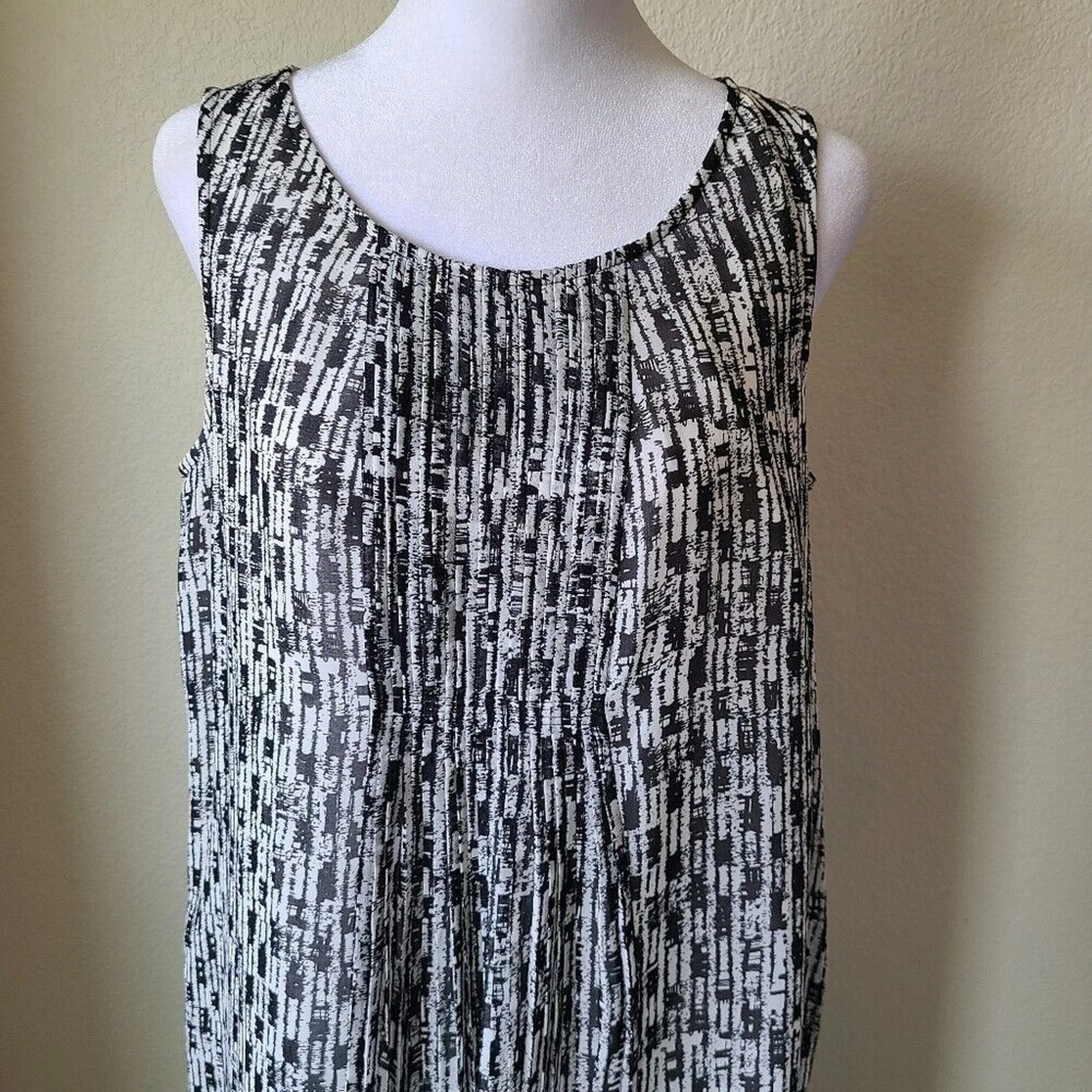 VETEMENTS Abito J. Jill plissettato foderato piccolo ginocchio bianco e nero astratto plissettato