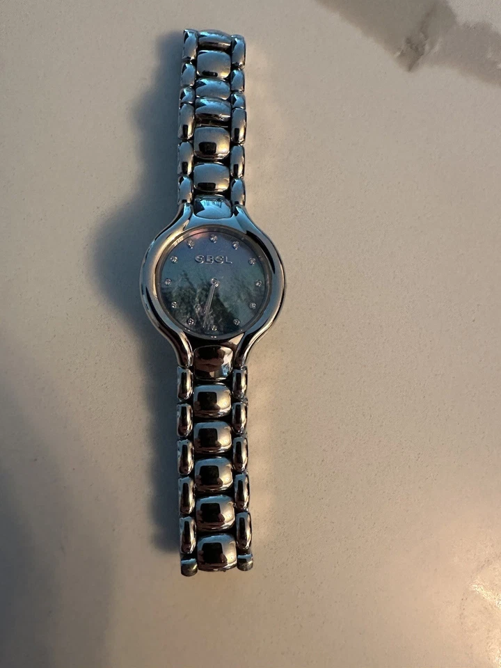Reloj de cuarzo para dama EBEL BELUGA Mini con esfera azul madreperla diamante Foto 2 de 4