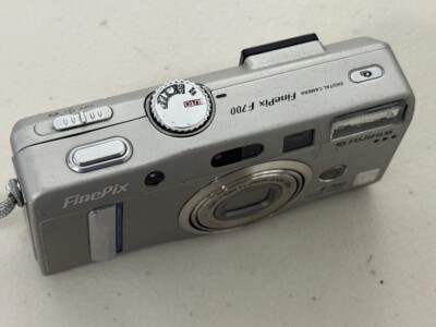 Fujifilm FinePix F700 Camera Digital 6MP Super CCD Compact