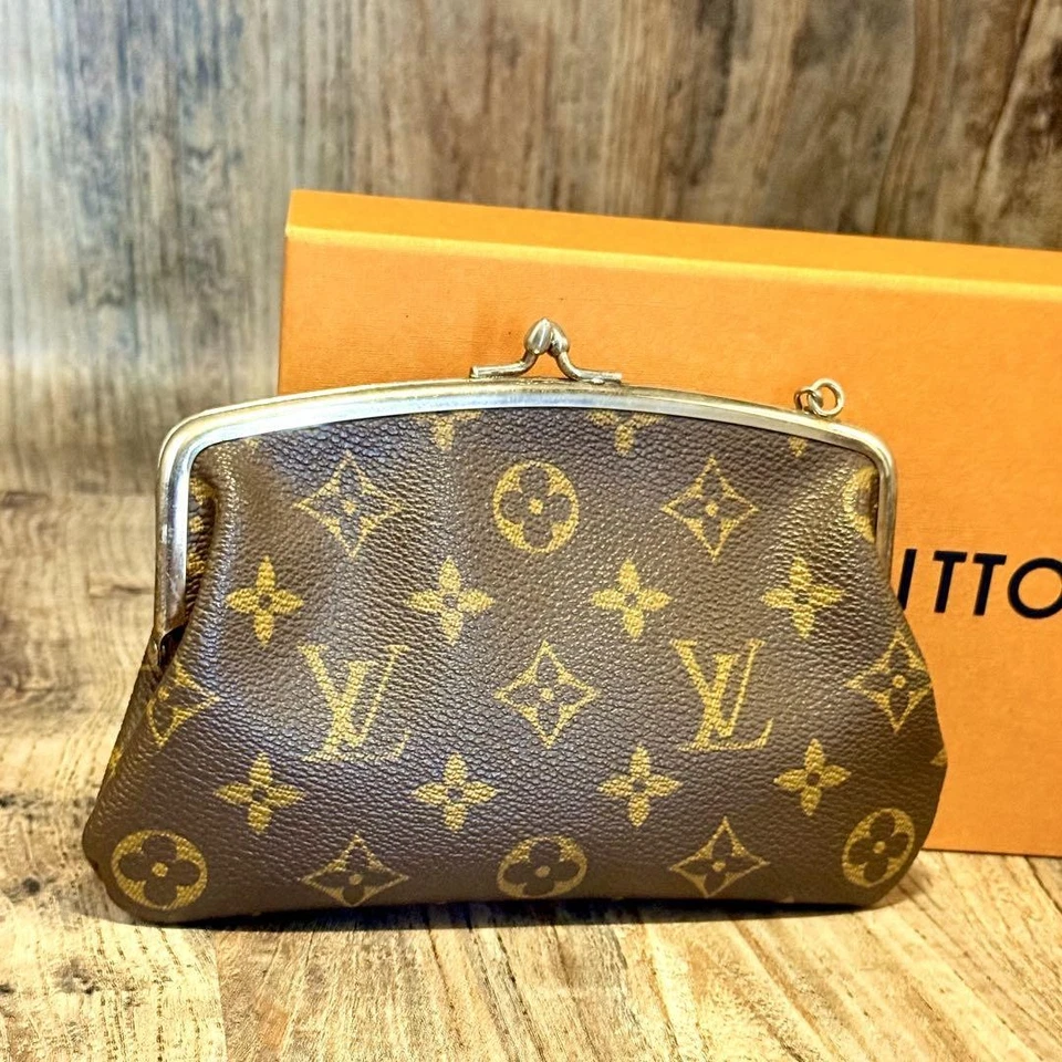Excelente Estado Louis Vuitton Monograma Bloqueo de Beso Bolsa EE. UU. Cubo Accesorio Foto 2 de 4