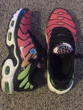 Nike Air Max Plus TN Mesh Sneakers Red Black Green Abstract Pattern Low Top
