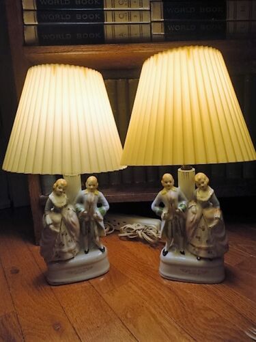 Occupied Japan Love Story Pair Lamps Victorian Couples Celluloid Shades Vintage - Afbeelding 1 van 11
