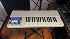 Mellotron M4000D Mini Compact Digital Mellotron-Style Keyboard - White