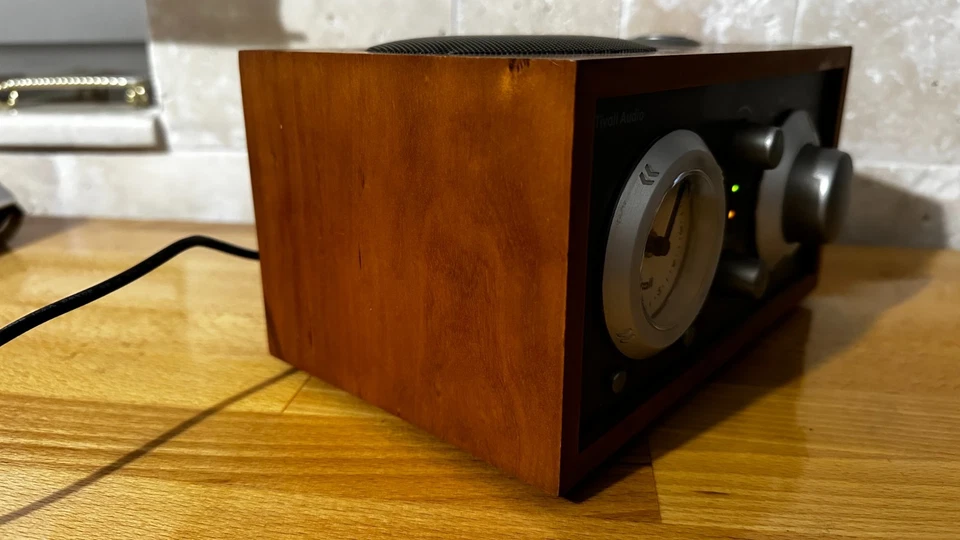 Relógio despertador Tivoli modelo três Henry Kloss madeira e bege - Imagem 3 de 4