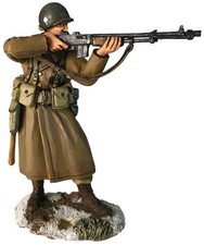 25065 - U.S. 101st Airborne In Greatcoat Standing Firing BAR - WWII - W. Britain