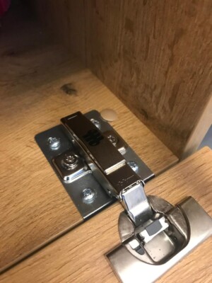 Ausgerissener Scharnier reparieren, Türschrank, Küchenschrank, Schrank Scharnier