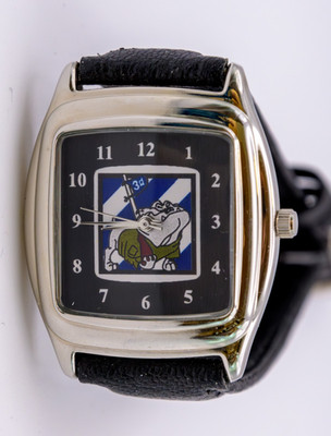 Armbanduhr Sweda - Japanisches Uhrwerk, Bulldogge auf Zifferblatt, Lederarmband.