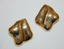 BEAUTIFUL VINTAGE 80 COUTURE GOLDEN TONE SQUARE HANDKERCHIEF STYLE CLIP EARRINGS