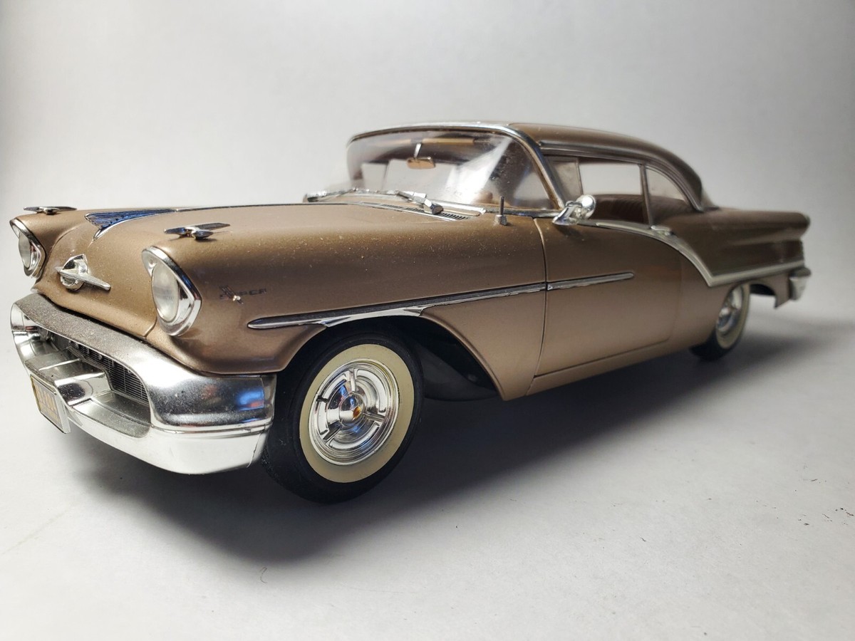 Highway 61 1957 Oldsmobile Super 88 1:18 Scale Diecast Model Car
