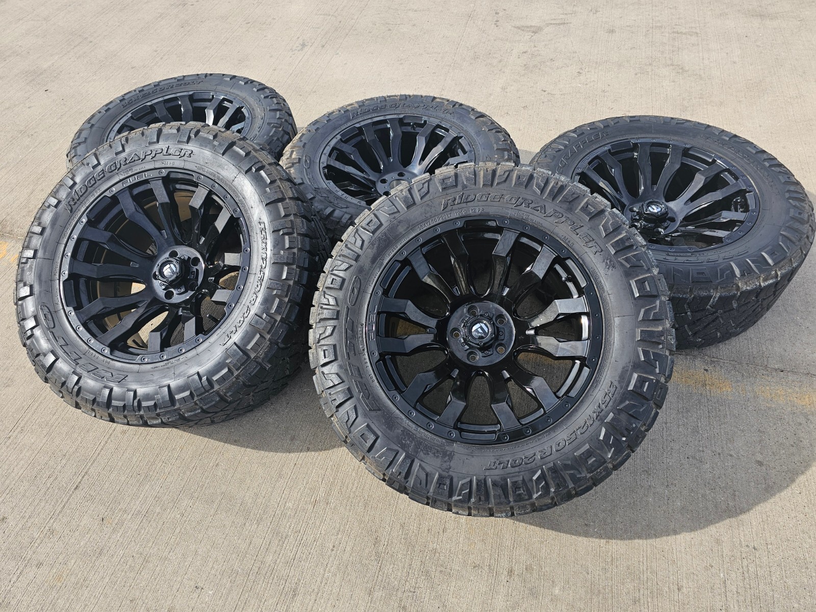 20x10 Fuel Blitz D674 Jeep Wrangler wheels rims Gladiator tires 18 35