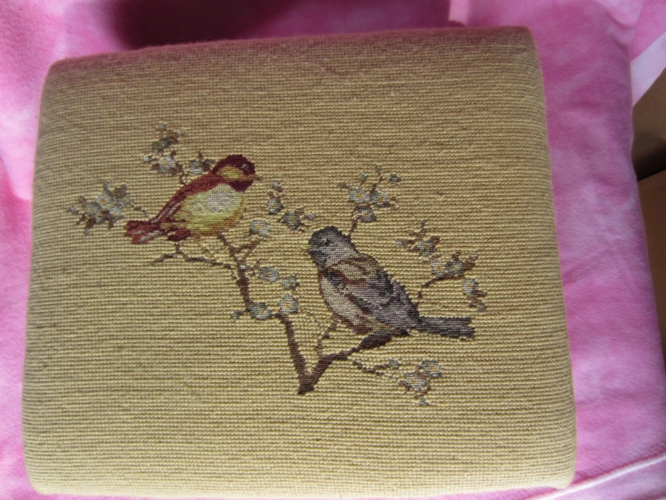 Antiguo reposapiés de aguja Petit Point ~ Pájaros ~ Base de caoba ~ Principios de la década de 1920 Foto 2 de 4