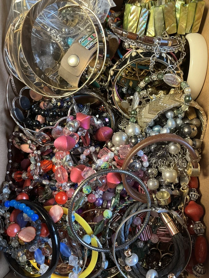 Pulseiras. Caixa de sapatos cheia de pulseiras mistas. - Imagem 4 de 4