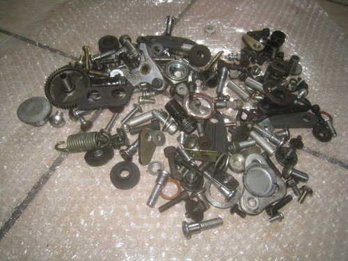 GSX-R 750 GR77B pièces restantes vis douilles support petites pièces - Photo 2 sur 2