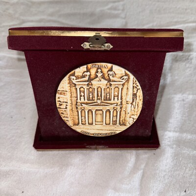 PETRA-RED ROSE CITY IN JORDAN PLAQUE IN RED VELVET STAND HINGED BOX