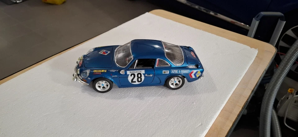 Auto modello Alpine A110 Burago scala 1/16 - Immagine 3 di 4