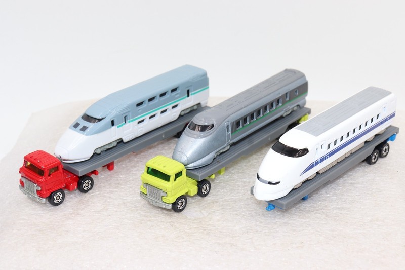 3 TOMY Tomica Shinkansen Bullet Train 1/64 Models with Trailers and 2 Trucks