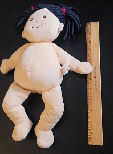 Muñeca asiática de peluche/paño de bebé pequeño Manhatten Toy Co 13"/cabello de tela negra; desnudo; 2014 - Imagen 8 de 12