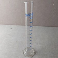 Ancienne éprouvette à bec en