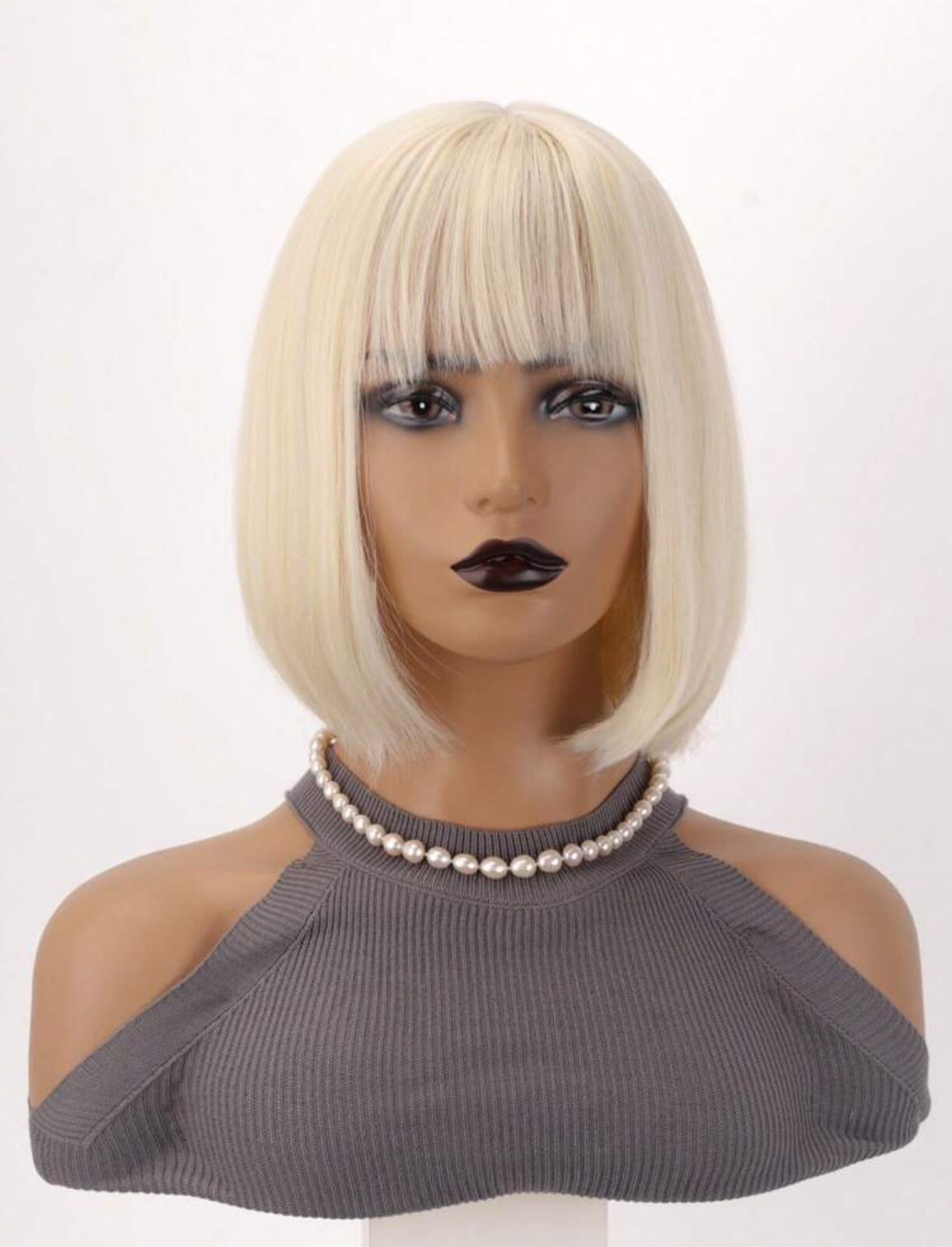 Perruque synthétique femme courte blonde lisse avec frange cheveux or clair