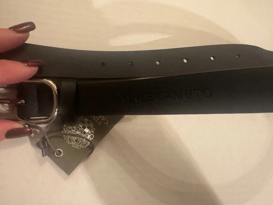 Cinturón para mujer Vince Camuto, pequeño: 1”W x 27,5”L, hebilla plateada, logotipo en relieve nuevo con etiquetas Foto 2 de 4