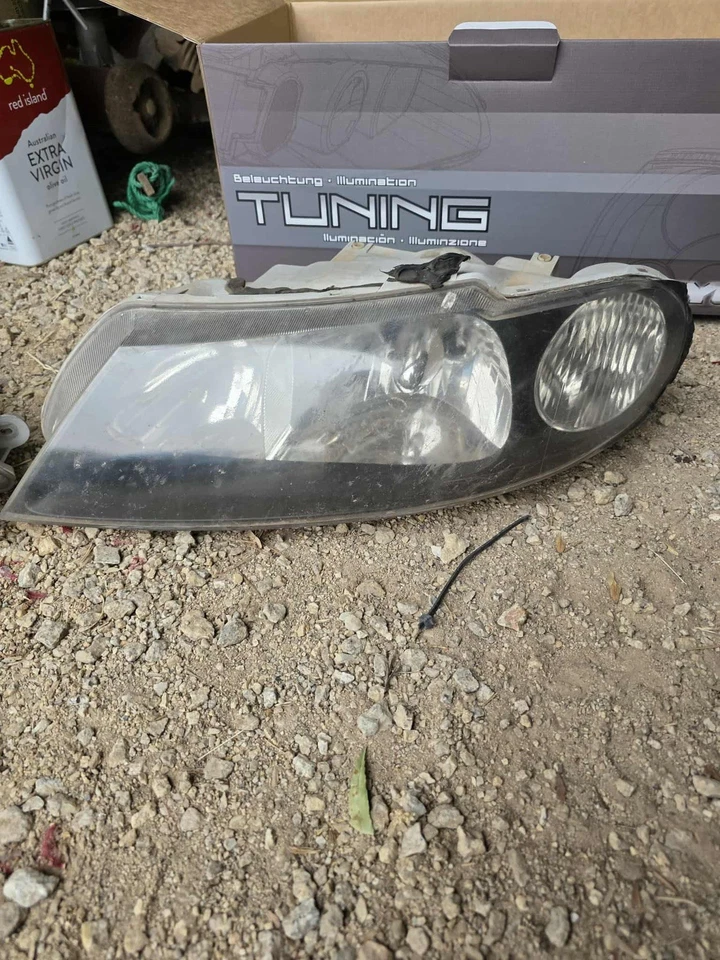 Genuine HSV VX Series 2 Headlights GTS Clubby R8 SV300 Senator READ DESCRIPTION! - image 2 of 4