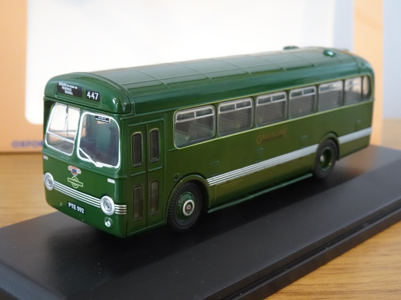 OXFORD LONDON TRANSPORT COUNTRY GREEN LINE SARO LEYLAND BUS MODEL 76SB003 1:76