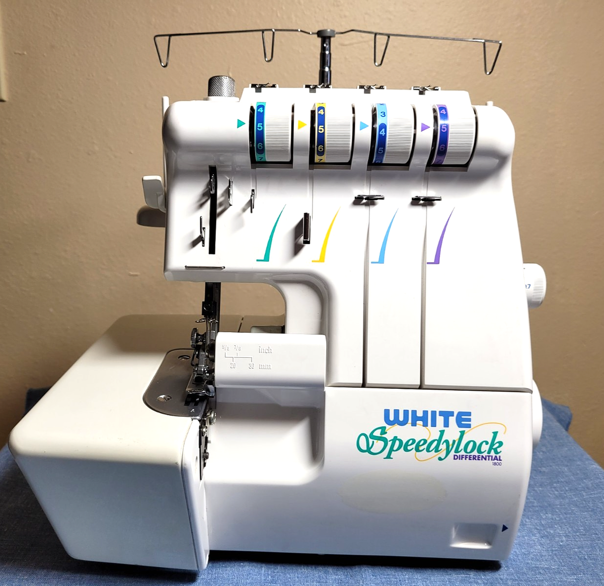 【美品】superstrokeWRIST LOCK( ＷＨＩＴＥＨＯＴＶＥＲＳＡ White Speedylock Differential Model 1800 Serger Sewing Machine