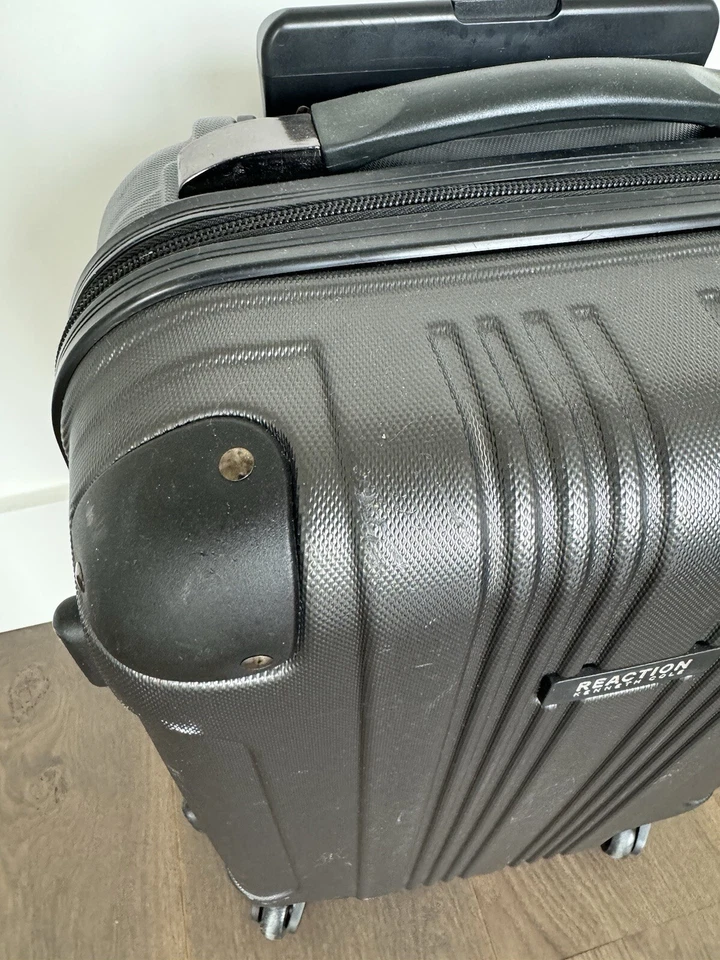 Equipaje de mano Kenneth Cole 20" lado duro gris y negro 4 ruedas giratorio Foto 2 de 4