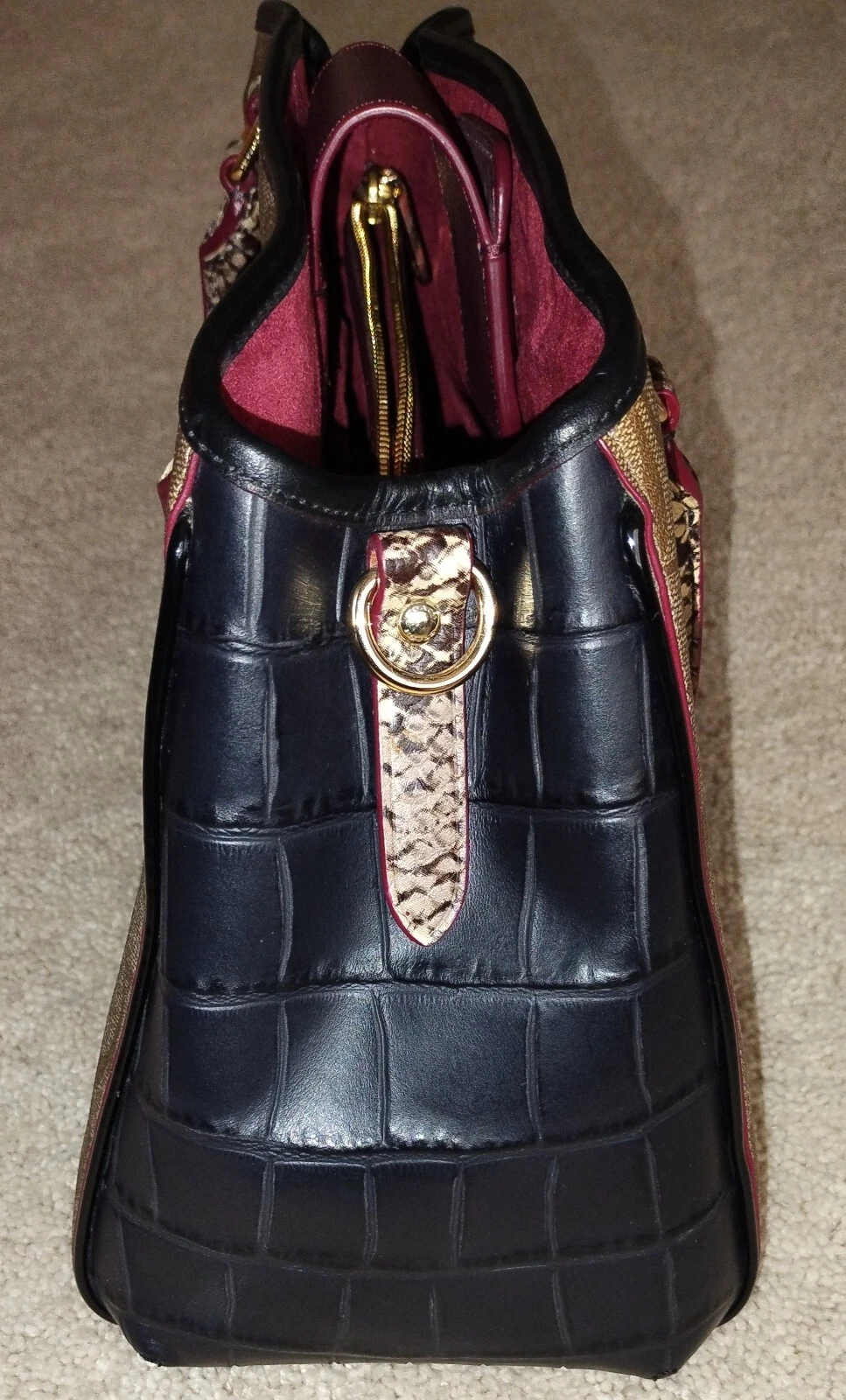 Borsa a tracolla Coach Margot firmata in pelle di serpente goffrata kaki e nera.