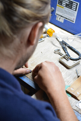 Have me grind your rough stone (smaller=60ct) into a piece of jewellery.