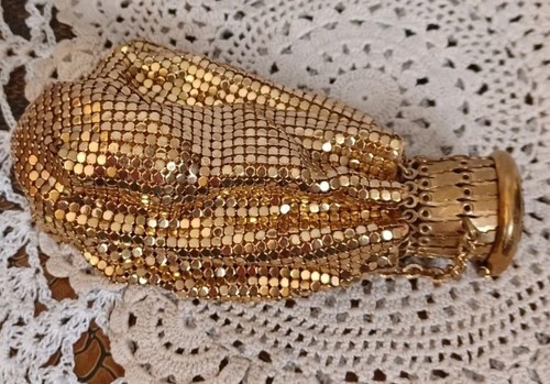 VINTAGE WHITING & DAVIS CO GOLDFARBENE BETTLERTOR TOP NETZTASCHE MIT DEKORATIVEM TOP - Bild 12 von 21