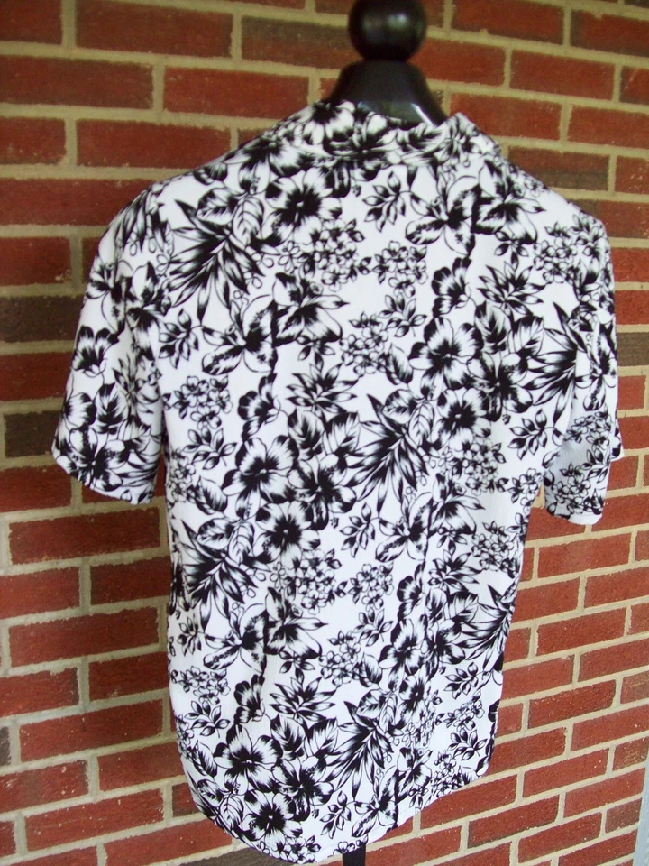 Blusa Bonworth Blanca y Negra Floral Botón Frontal Manga Corta Talla XS Foto 2 de 2