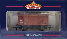 Bachmann 38-161A 12 Ton Planked Vent Van B758582 in Late BR Bauxite Livery