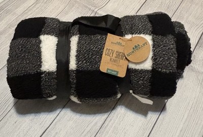 Northeast Outfitters Cozy Sherpa Blanket Grey in a 50''x60'' Plaid Check Pattern