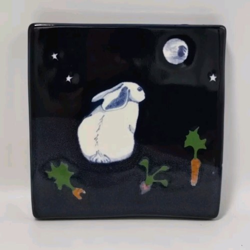 Vintage Karen Howell Keramik Legende des Kaninchens Mond Fliesenuntersetzer Hase Karotte 1987 - Bild 1 von 22